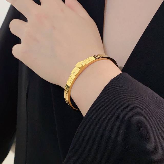Xiaohongshu Recommended Bestseller: New Chanel-Inspired Engraved C-Shaped Perfum