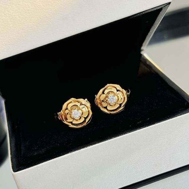 A2566 Chanel Bouton De Camelia Series Camellia Flower Smooth Ear Cuff Still Insp