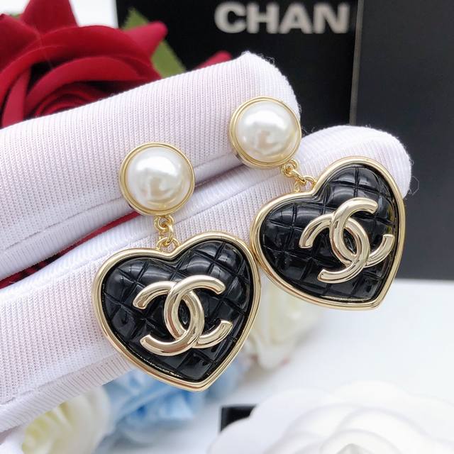 Id Xed0469 Black Id Xed0200 White Chanel Goose Pendant Heart-Shaped Ear Studs In