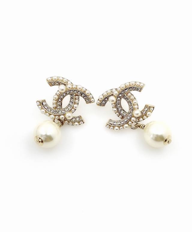 Chanel Classic Pearl + High-Carat Diamond Earrings Brass Material Custom-Made S9