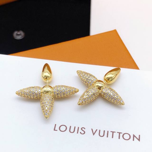 Number Led0002 Lv Louis Vuitton Fashionable Star-Inspired High-End Ear Studs
