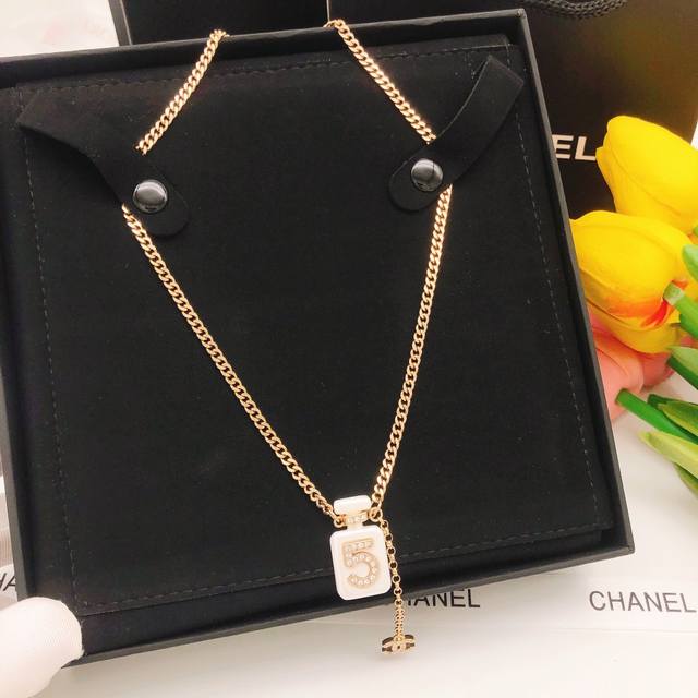 Id Xxl0012 White Perfume Bottle Necklace