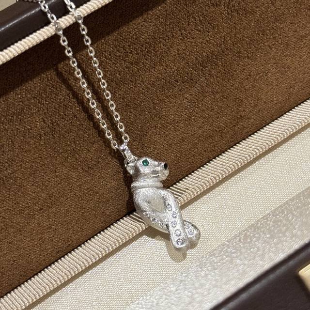 A5868 Traditional Craftsmanship, Brushed Finish, Leopard-Inspired, Matte Necklac