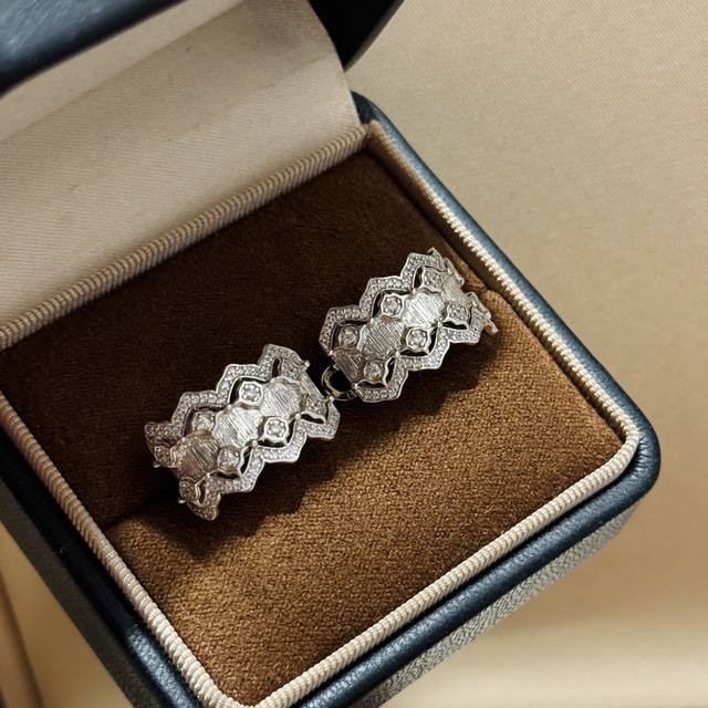A5814 Vintage-Inspired Lace-Edged, Openwork, Brushed Ear Studs. French Retro-Chi