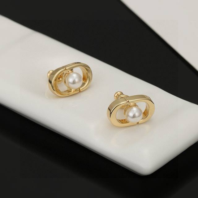 Dior Gold Cd Ear Studs Z-Batch Craftsmanship, Small And Elegant, Subtle Luxury,