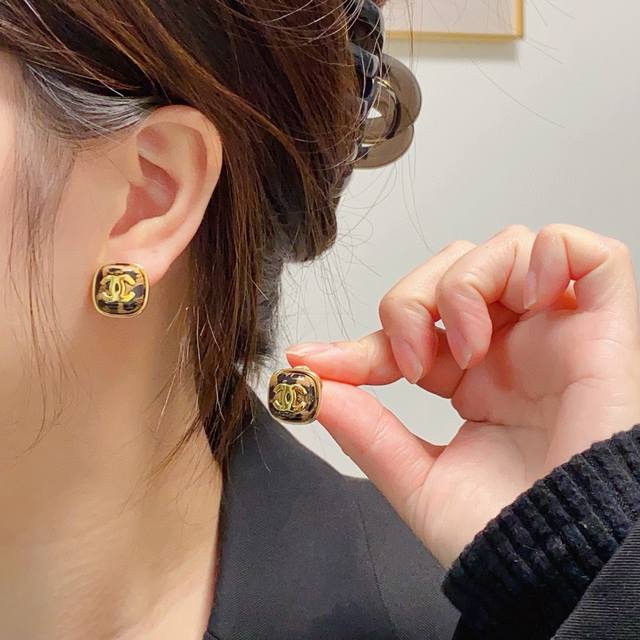 New Arrival High-End Chanel Double C Simple New Year Red And Leopard Print Earri