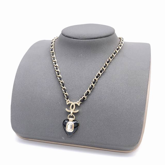 Id Xxl0139 Black Id Xxl0137 Red Chanel Heart-Shaped Leather Necklace - Extremely