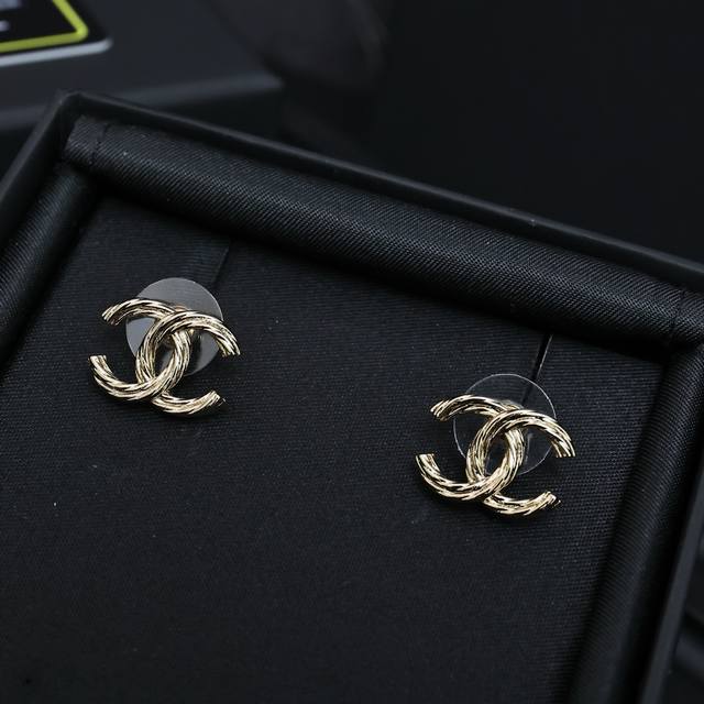Chanel 25 Brushed Double C Stud Earrings This Design Is Truly Excellent, Simple