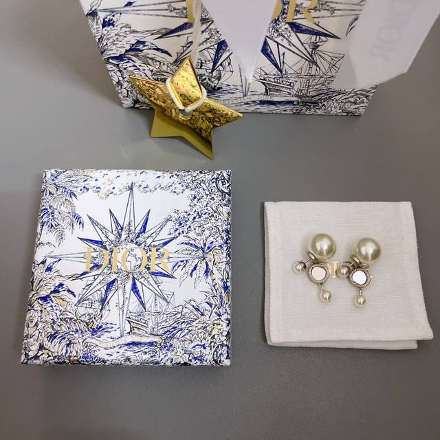Our Product: D Mirror Pendant Double Pearl Earrings Z 4300! Runway-Ready Design!