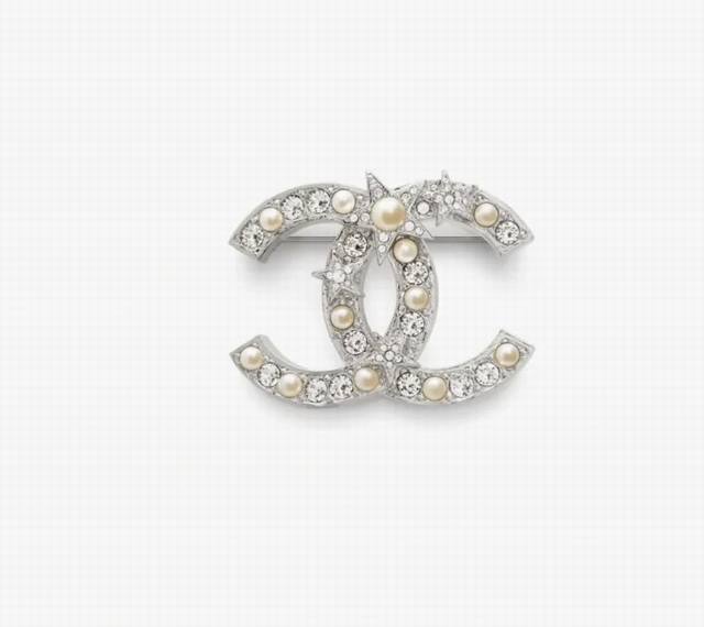 25S New Silver Star Pearl Double C Brooch. The Metallic Texture Double C Is Simp