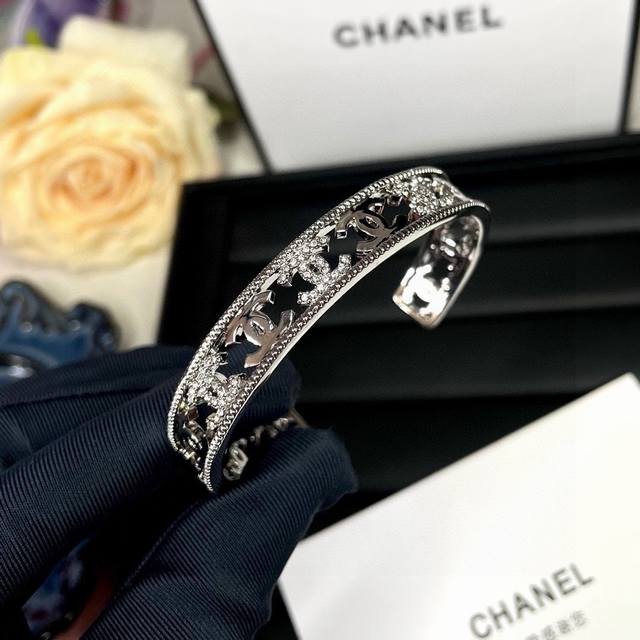 Xiaohongshu Recommended Bestseller, Chanel's New C-Shaped Openwork Bracelet In S