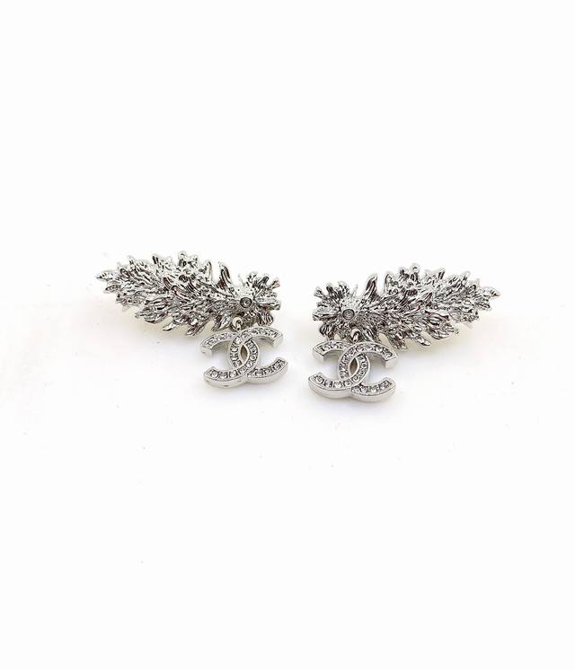 Chanel Latest Design White Gold Leaf Earrings Made Of Zp Brass Material