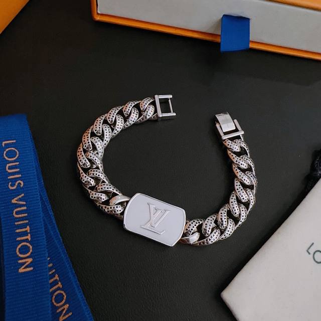 High-Quality Lv Louis Vuitton Bracelet, Authentic Store New Arrival, Molded Retr