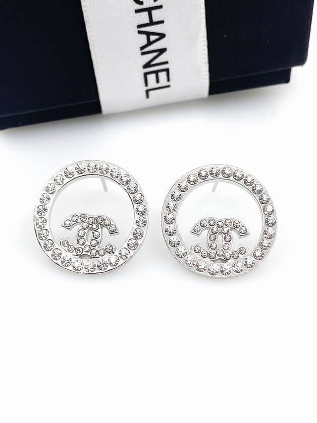 Chanel's Round Double C Stud Earrings, Delicate And Luxurious, A Very Timeless D