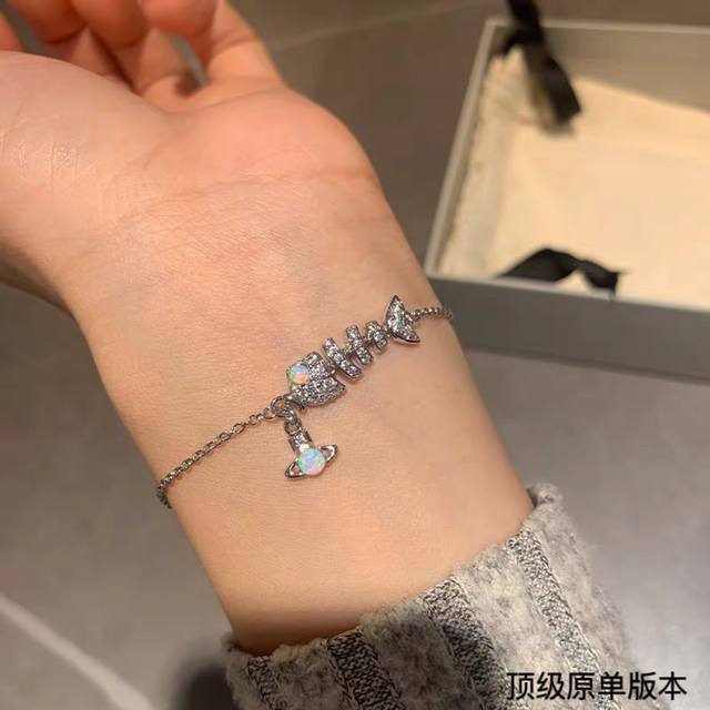 Empress Dowager Saturn Swing Fish Diamond-Studded Bracelet The Saturn-Shaped Des