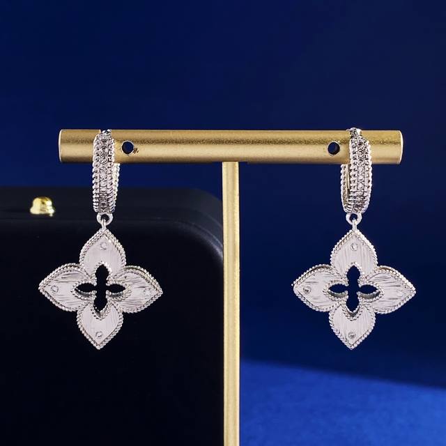 Rc80 Roberto Coin Keying Four-Petal Flower, Four-Leaf Flower, Set With Small Whi