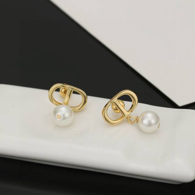 Latest Dior Hot Item, Same As All The Influencers, Dior Series, Cd Letter Pearl