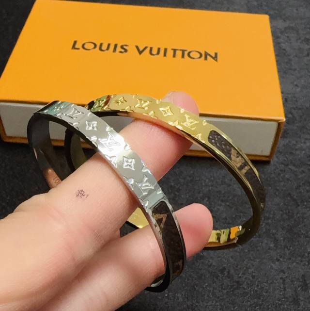 New Arrival, Authentic Single-Piece Item. Louis Vuitton (Lv) Printed Engraved Le