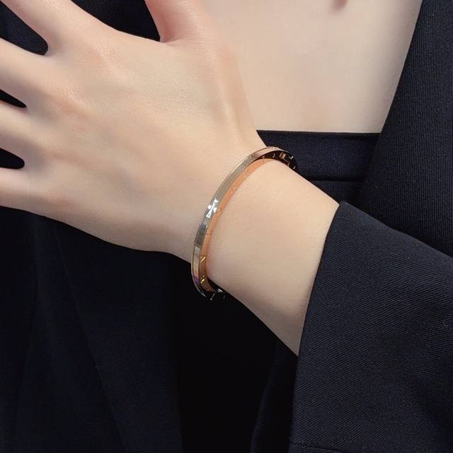 Bulgari High-Quality Bracelet, A Versatile Design With Letter Prints On The Side