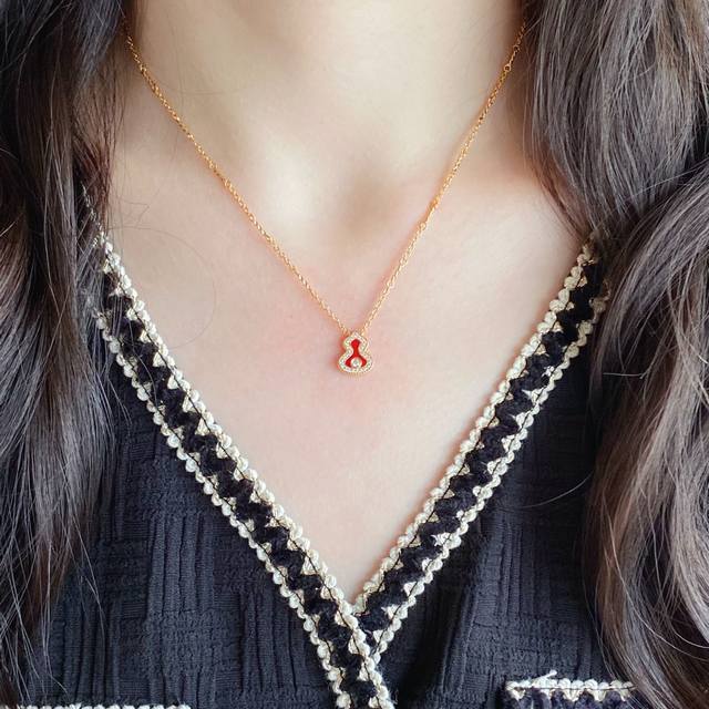 V Gold-Plated With Gold-Plated Dragon Mini Red Gourd Necklace. High-Profile Desi