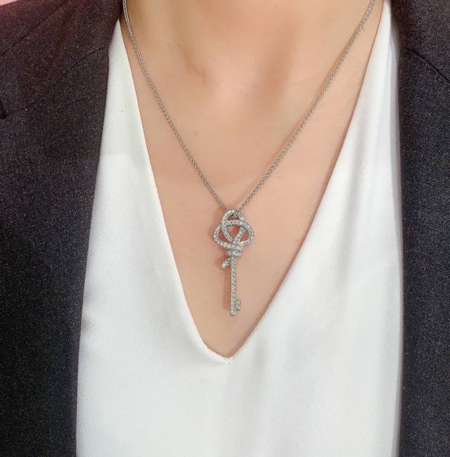 V Gold Material, Tiffany Full-Diamond T-Knot Key Necklace. Like A Beacon Guiding