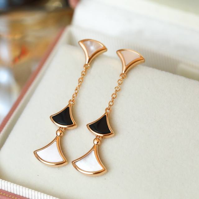 Divas' Dream Series Long Earring Divas' Dream Earrings Feature A Simple Yet Capt