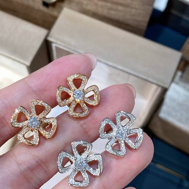 Fiorever Blooming Ear Studs Full Diamond Slightly Larger Than The Non-Diamond Ve