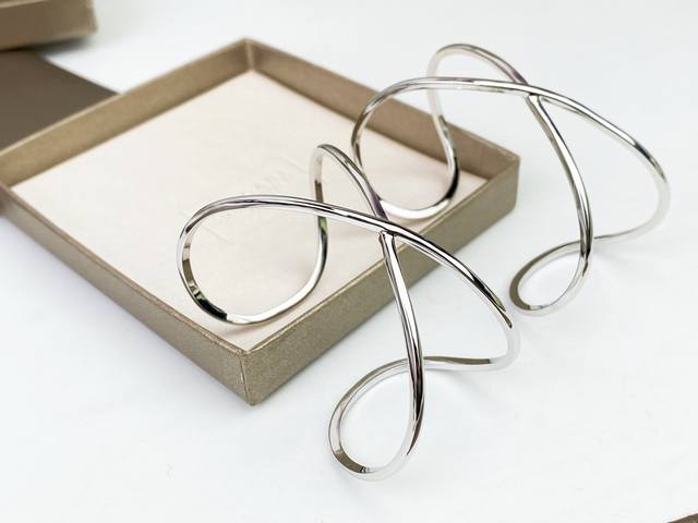 Carrie K Fashion Cross Bracelet - Simple And Fashionable Design, Exuding Confide