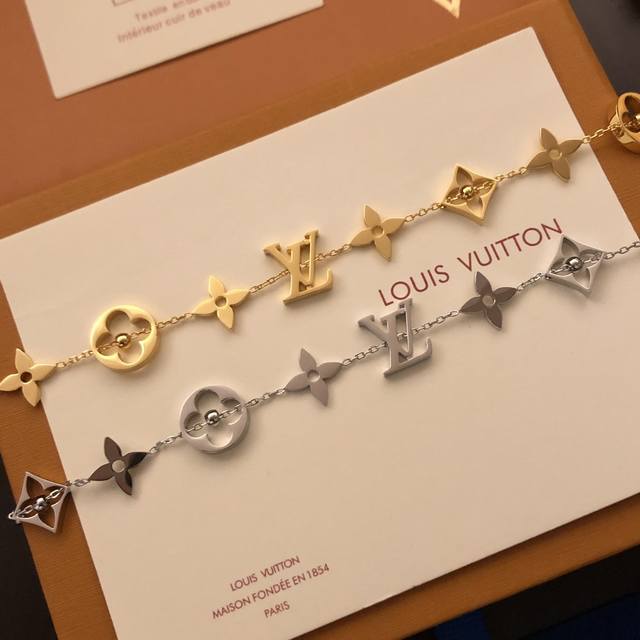 Premium Edition Louis Vuitton Bracelet, Unique Design, Bringing A Fashionable To