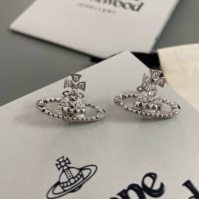 Queen Elizabeth Earrings Stud Earrings With Nails, What Is A Happy Planet? Come