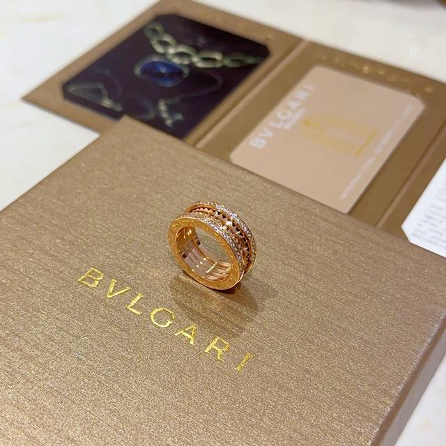 Bvlgari Necklace In V Gold. Bvlgari Divas' Dream Series, Flawless Condition, Unp