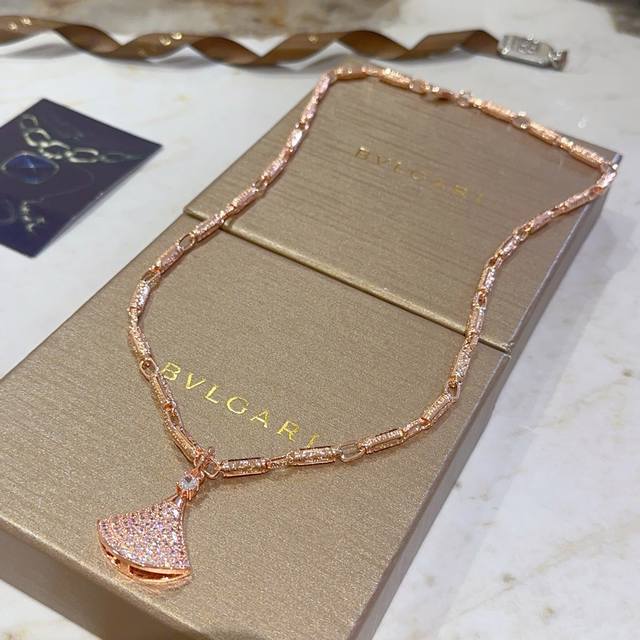 Bvlgari Necklace In V-Gold. The Bvlgari Divas' Dream Series Features Flawless Cr