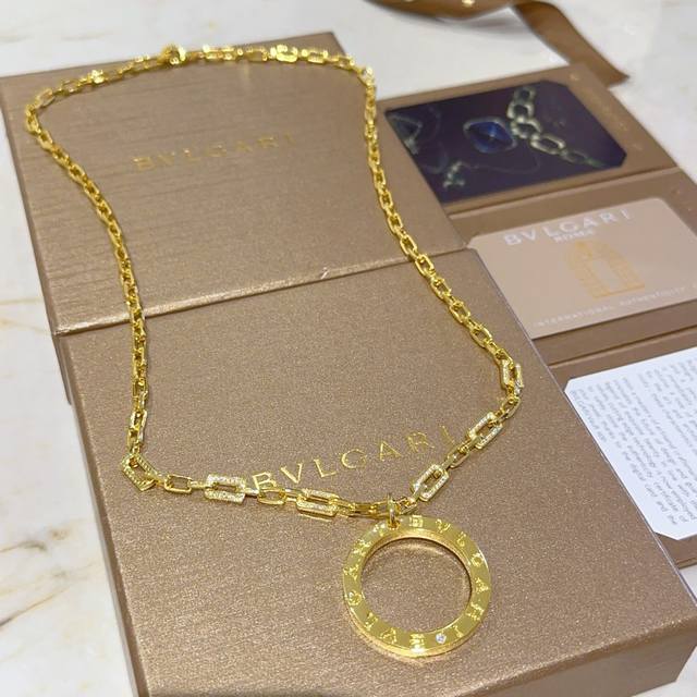 Bvlgari Necklace In V Gold. Bvlgari Divas' Dream Series, Flawless Condition, Unp