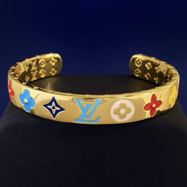 Louis Vuitton European And American-Style Metal-Finished C-Shaped Vintage Patter
