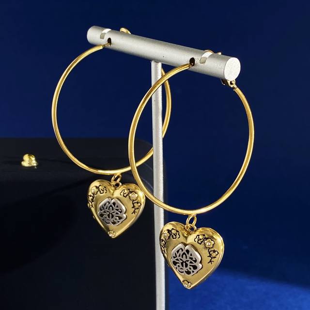 Alexander Mcqueen Vintage Retro European Punk Style Openable Heart-Shaped Carved