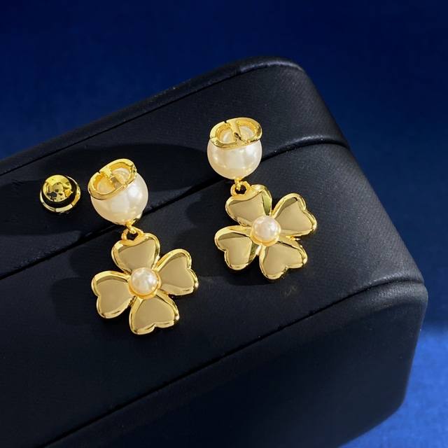 Dior Fashionable Pearl-Embellished Smooth Cd Letter Four-Leaf Clover Ear Studs B