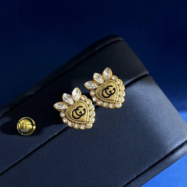Gucci Retro Compact Luxury Teardrop Diamond-Studded Heart Strawberry-Shaped Ear