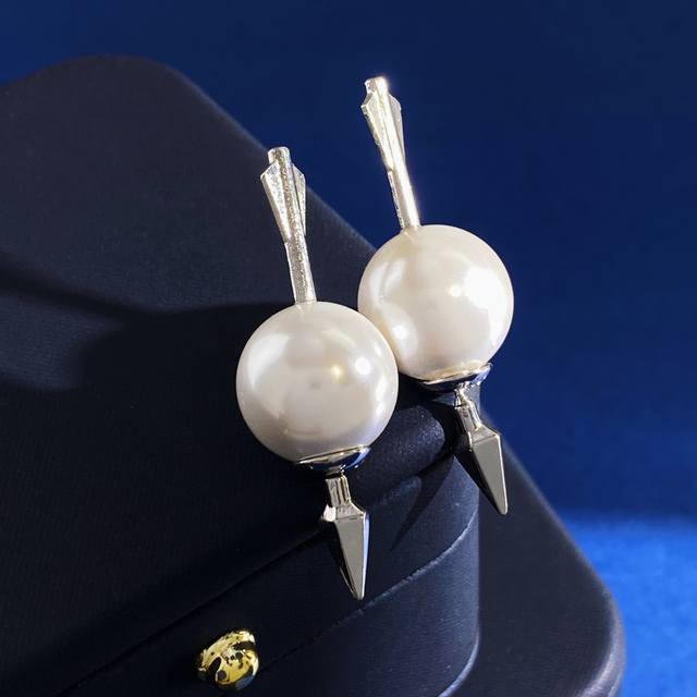 Dior European And American Fashion Individual Design Pearl Arrow-Shaped Earring