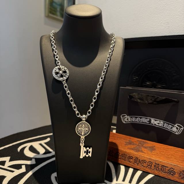 New Arrival, Store-Quality Chrome Hearts Classic Cross Necklace With Cross Key P