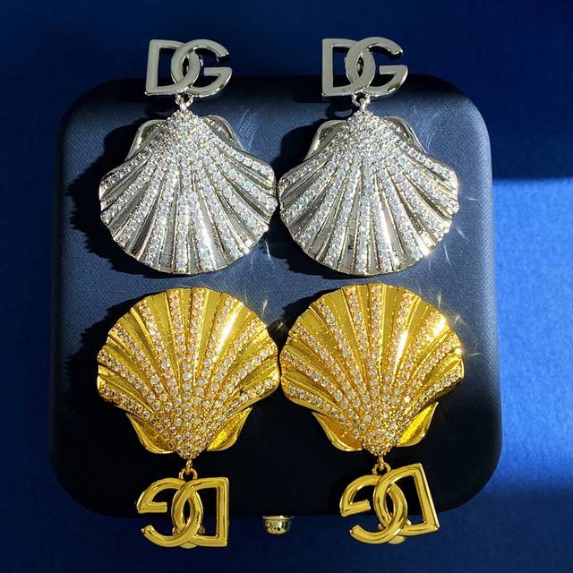 Dg94 D&G European Retro Metal Finish Pearl-Embellished Shell Stud Earrings In Br