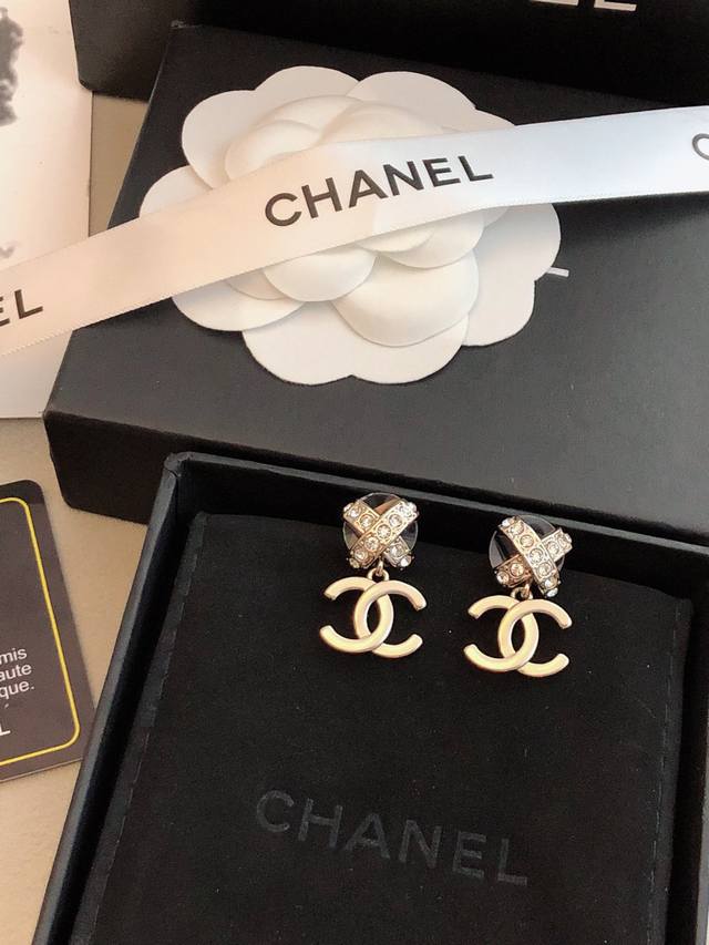 Chanel's Latest Design, 1 New Arrival Chanel Small Pearl Ear Studs. Synchronized