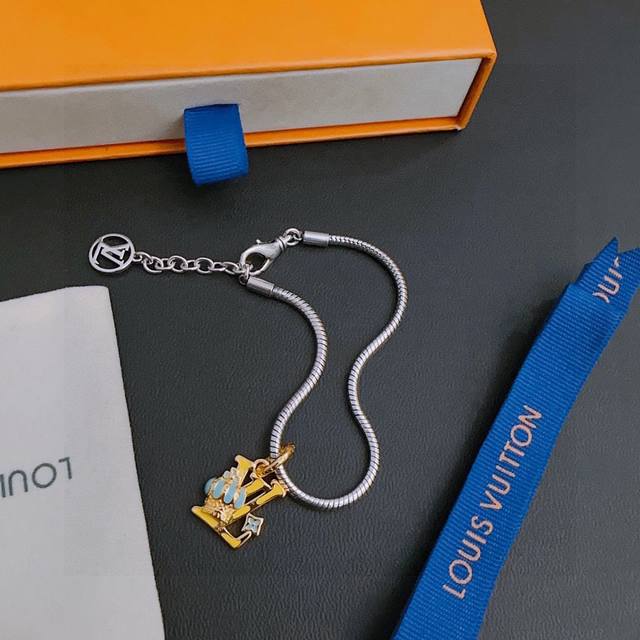 High-Quality Louis Vuitton Hand Chain, Authentic Store New Model, Retro And Tren