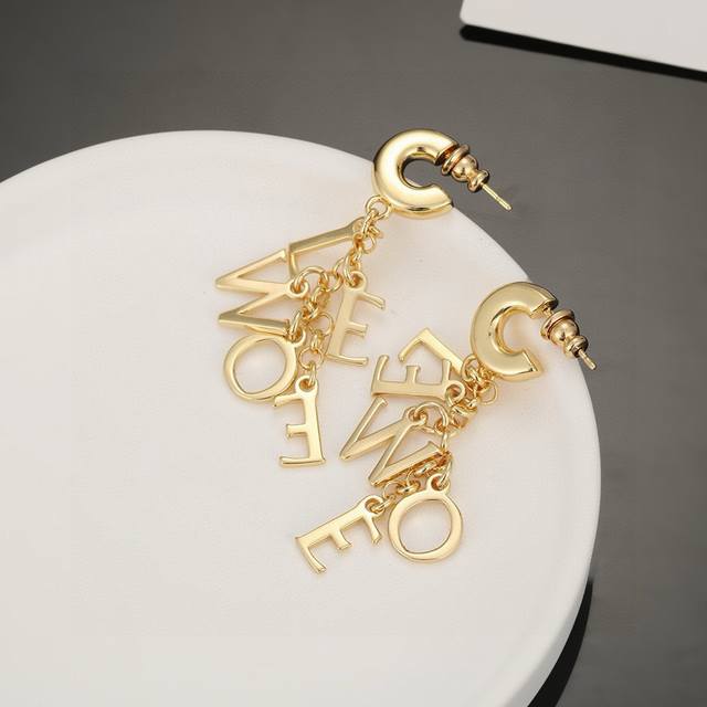 Golden Bestseller: The Design Of The Golden Louis Vuitton Logo Is Truly Amazing