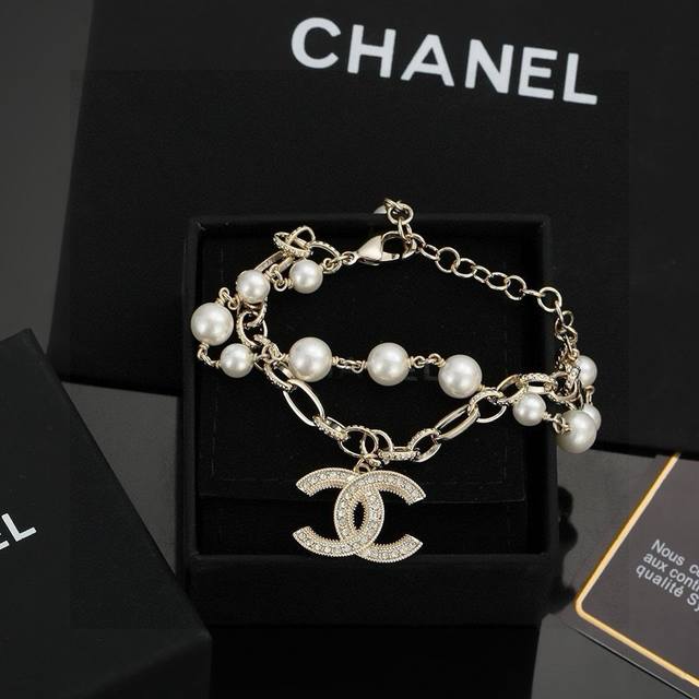 Chanel Classic Small Chanel, Hot New Style, Elegant Pearl Double-Layer Bracelet.