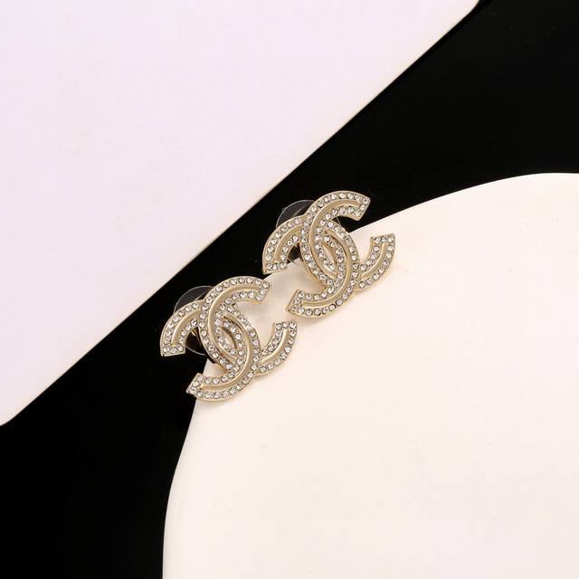 Chanel Chanel's Hottest Item, Golden Ear Studs, The Most Classic Design, Unmatch