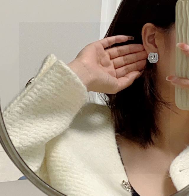 New Chanel Style Chanel Full-Diamond Camellia-Shaped Diamond-Encrusted Earrings.
