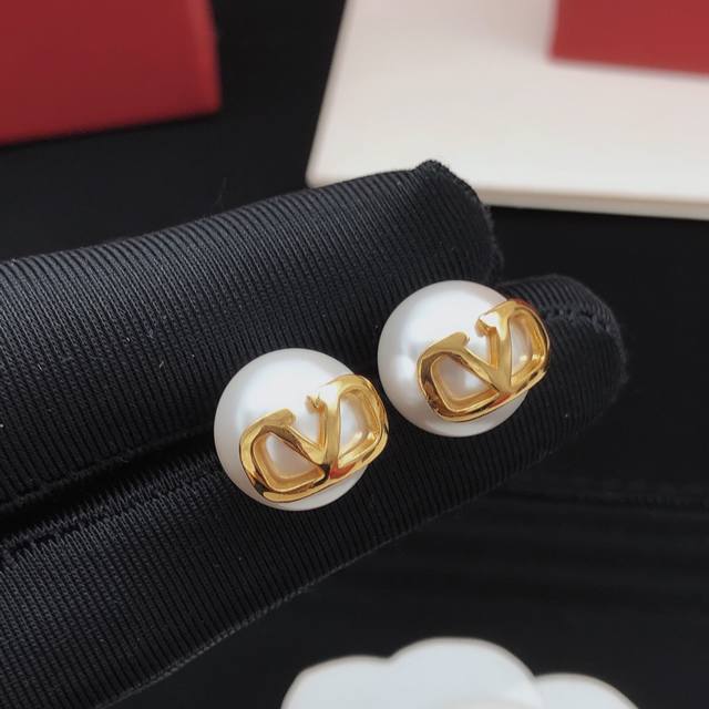 Code Ved0146 Valentino*O Latest Pearl Earring V-Shaped Design, Consistent Z-Batc