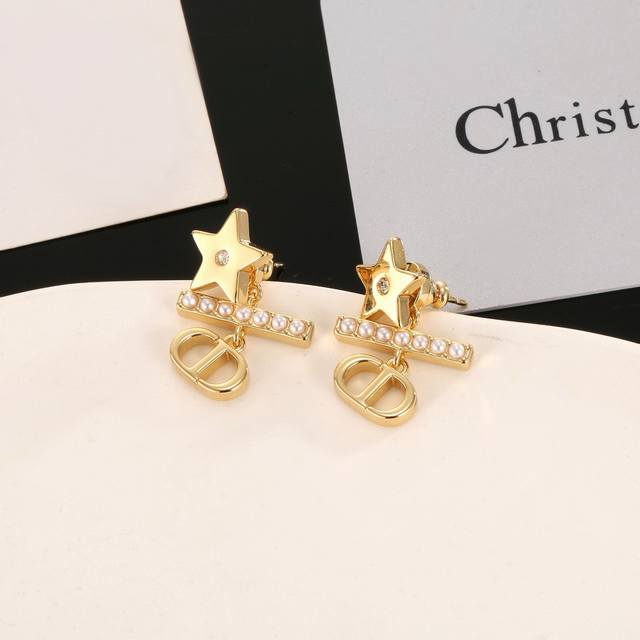Dior New Arrival Pearl Earrings: Newly Launched, Not Mass-Produced. 360-Degree M