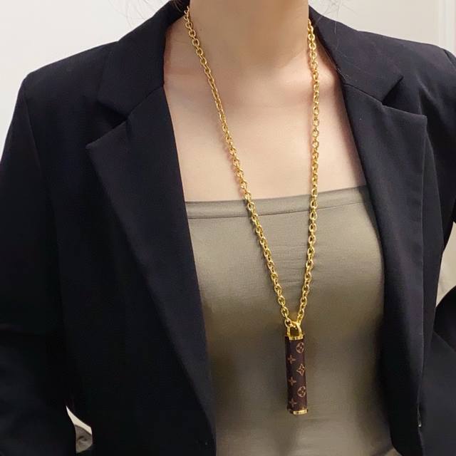 New Lv Louis Vuitton Bucket-Shaped Long Letter Texture Sweater Chain Leather Lon