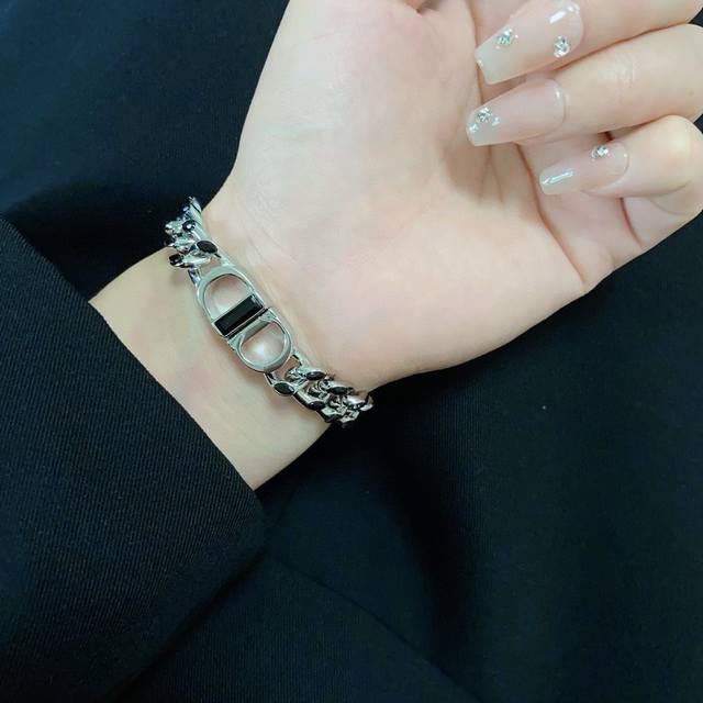 Dior Letter Unisex Bracelet With Black Crystal Embellishment For A More Sophisti